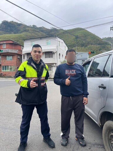 車輛拋錨困山區好無助 大溪警靠這招解圍