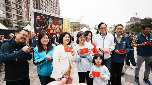 張善政走春拜年 台茂發福袋分享春節喜氣