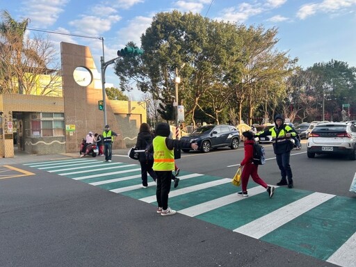 開學了！龜山警前進校園 守護通學安全