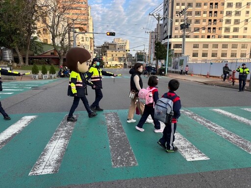 壢警結合民力維護交通秩序 助學童安全開學