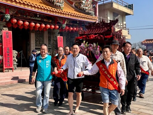 大園貴文宮媽祖、九府千歲遶境 蘇俊賓守承諾赤腳過火祈福