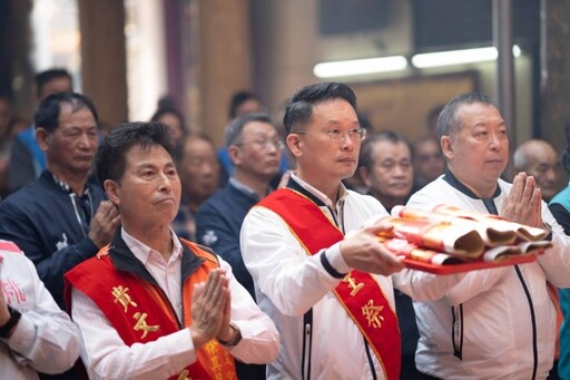 大園貴文宮媽祖、九府千歲遶境 蘇俊賓守承諾赤腳過火祈福