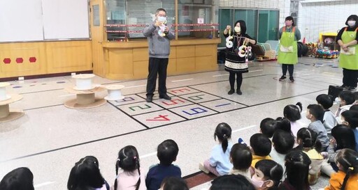 桃檢檢察長訪視教保中心 溫馨陪伴幼兒組裝提燈