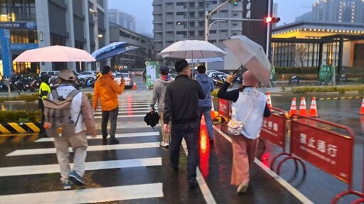 桃園警燈會執勤不懈怠 義勇刑警送暖慰勉辛勞