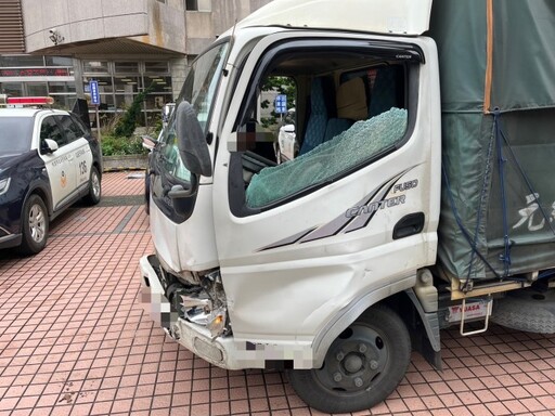 疑天雨路滑煞車失控！台66小貨車慘撞護欄