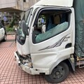 疑天雨路滑煞車失控！台66小貨車慘撞護欄