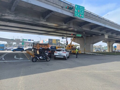 小貨車未固定貨物不慎翻覆 楊梅警及時協助疏導交通