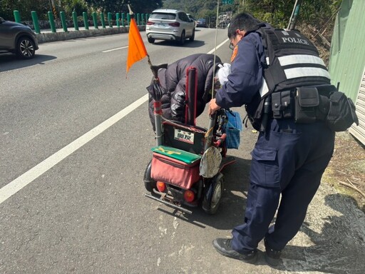 新莊翁開電動車跨區打槌球 半路拋錨龜山警即時解圍