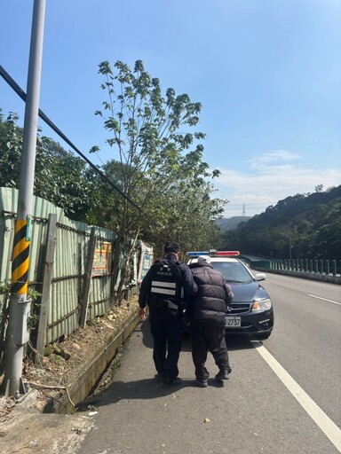 新莊翁開電動車跨區打槌球 半路拋錨龜山警即時解圍