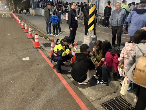 逛燈會跌倒頭部著地！壢警即刻伸援解危機