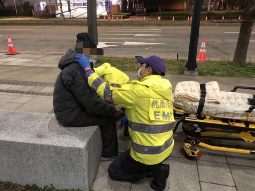 老翁參觀台灣燈會摔傷疑骨折 中壢警消及時伸援