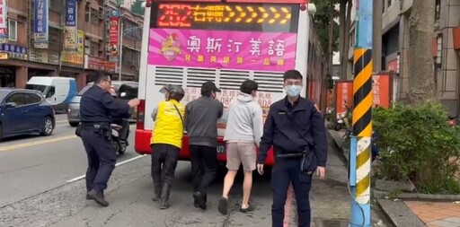 【有片】公車拋錨卡路中！龜山警民合力神救援解圍