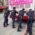 【有片】公車拋錨卡路中！龜山警民合力神救援解圍