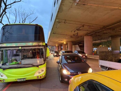 下雨不減賞燈熱情 桃警籲搭接駁車參觀台灣燈會