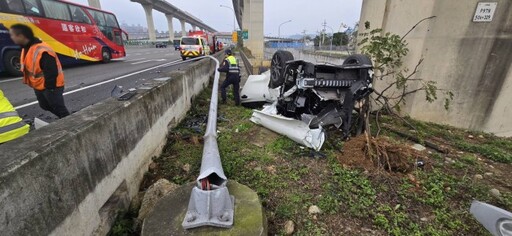 【有片】疑恍神釀禍！自撞護欄、路燈翻落邊坡 小客車慘成廢鐵