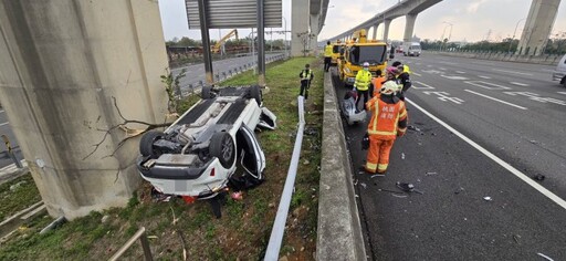 【有片】疑恍神釀禍！自撞護欄、路燈翻落邊坡 小客車慘成廢鐵