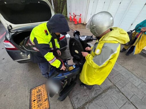 天雨路滑機車突拋錨 八德暖警熱心接電助老夫妻返家