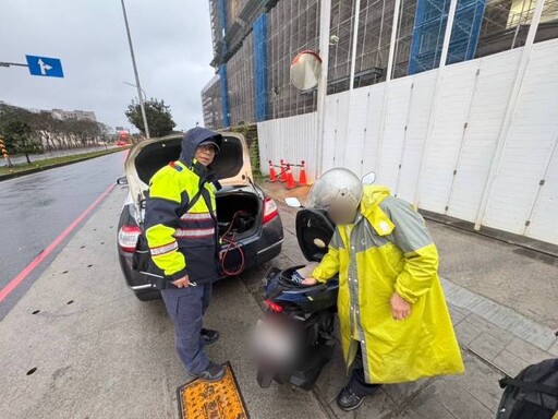 天雨路滑機車突拋錨 八德暖警熱心接電助老夫妻返家