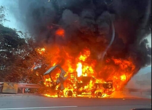 小貨車自燃釀交通壅塞 大溪警方迅速疏導恢復順暢