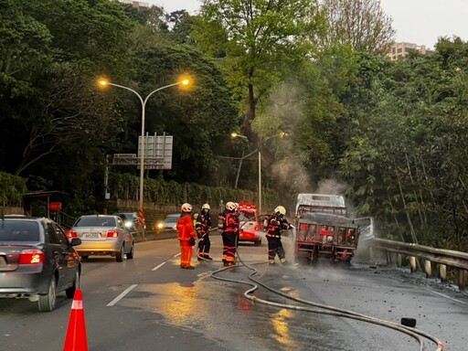 小貨車自燃釀交通壅塞 大溪警方迅速疏導恢復順暢