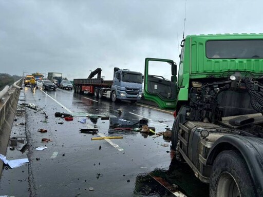 台61線曳引車自撞護欄 駕駛拋飛墜橋無呼吸心跳