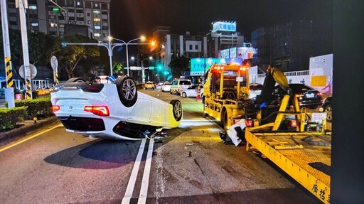 中壢小客車碰撞拖吊車！整輛「倒頭栽」慘況曝