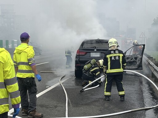 【有片】國2小客車突遭惡火猛吞 濃煙狂竄3人驚險逃出