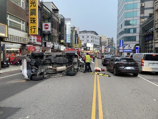 【有片】婦人失控撞2車翻覆 警民「繩子」拉車恢復通行