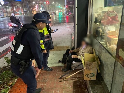 失智翁蜷縮人行道躲雨 平警助返家團圓