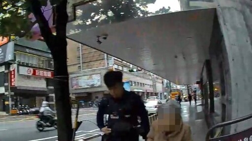 老婦尋子未果街頭迷途員警護送返家 隱瞞悲傷真相溫馨叮囑