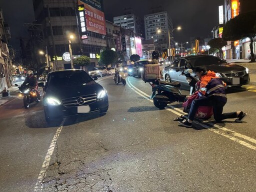 【有片】路樹才遭撞！桃園這路段又出事 轎車匯入撞翻外送員