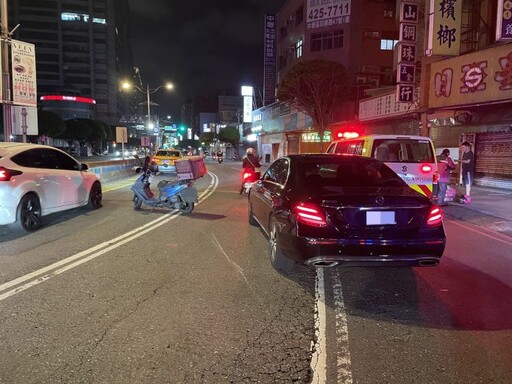 【有片】路樹才遭撞！桃園這路段又出事 轎車匯入撞翻外送員