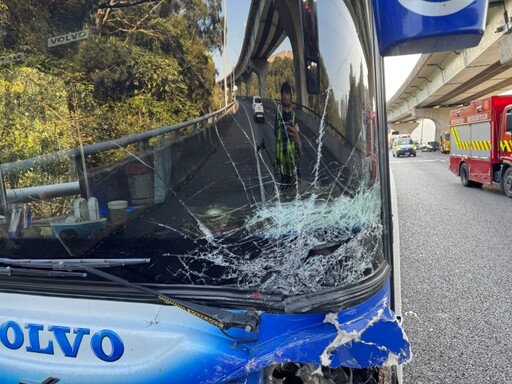 疑未保持安全距離！國道遊覽車釀4車連環撞 慘況曝光