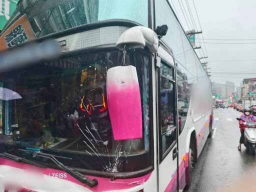 八德桃鶯路大客車與小客車碰撞 所幸無人傷