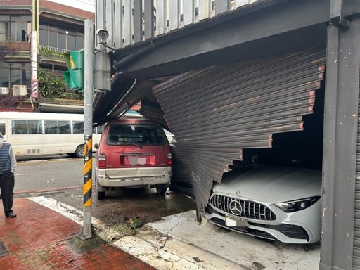 7旬翁駕駛小客貨車失控 中古車行鐵捲門被撞破