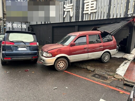 7旬翁駕駛小客貨車失控 中古車行鐵捲門被撞破