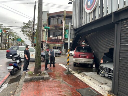 7旬翁駕駛小客貨車失控 中古車行鐵捲門被撞破