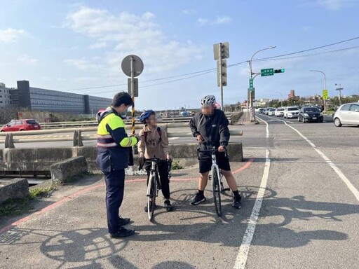 少年騎單車迷路又抽筋 大園警暖心助返家