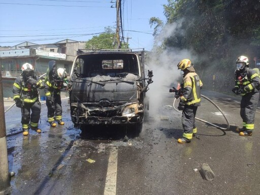 龜山小貨車載空壓機突起火 整輛燒剩骨架