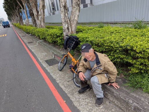 8旬翁呆坐人行道 壢警及時伸援