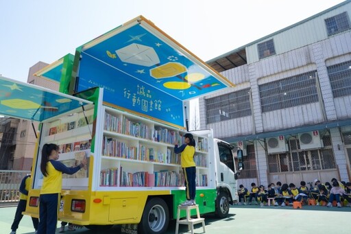 ISUZU台北合眾汽車推廣閱讀教育 打造彩繪書車「行動圖書館」 3月全新啟航