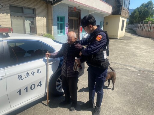 81歲失智老翁迷途街頭 龍潭警憑「這數字」助順利返家