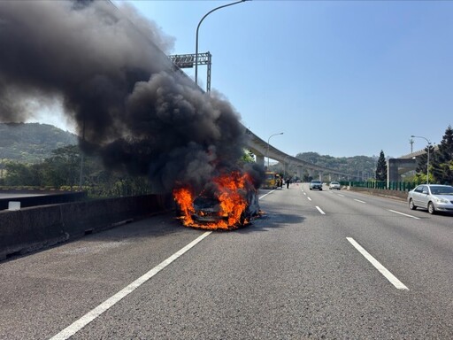 國1楊梅段火燒車 整台車燒成火球畫面曝