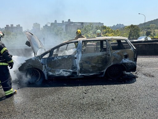 國1楊梅段火燒車 整台車燒成火球畫面曝