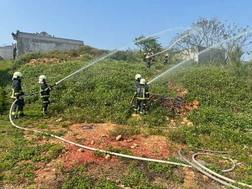 桃消富岡分隊攜手義消 辦理墓地火警演練