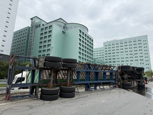 疑操作不當 貨櫃車國道入口側翻撞護欄