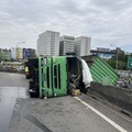 疑操作不當 貨櫃車國道入口側翻撞護欄