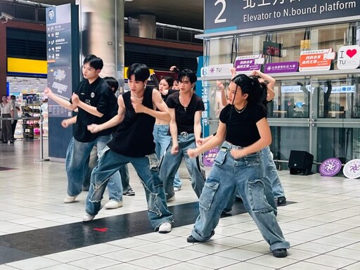 林隆璇、李奕青、南應大學生高鐵站快閃演出 旅客好驚喜