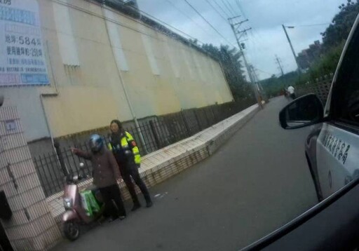 7旬老婦騎車跌倒受困 熱心民眾通報警助返家