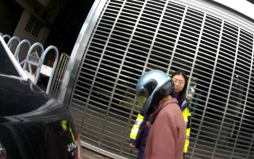7旬老婦騎車跌倒受困 熱心民眾通報警助返家